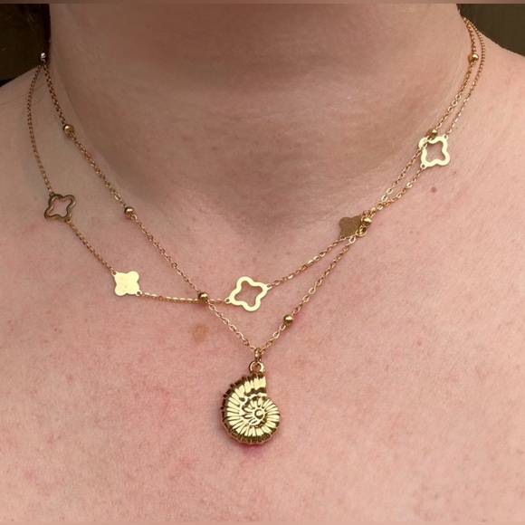 Gold Shell Pendant Necklace - Picture 3 of 3